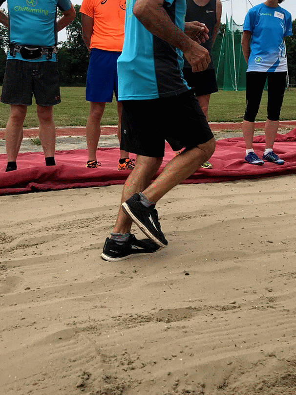 danny dreyer demonstrating sandpit exercise in front of group of chirunners